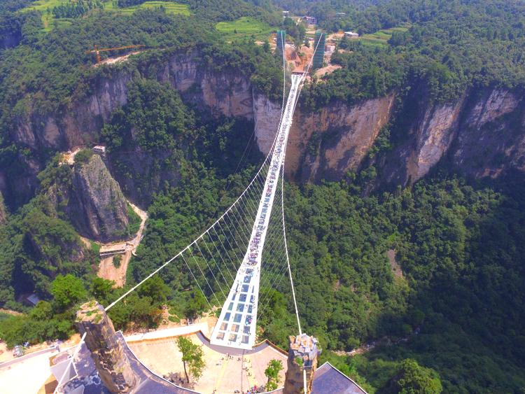 En af de mange glasbroer, der nu skal igennem et sikkerhedseftersyn er denne i Zhangjiajie i Hunan-provinsen. Foto: © China Daily China Daily Infor/Ritzau Scanpix