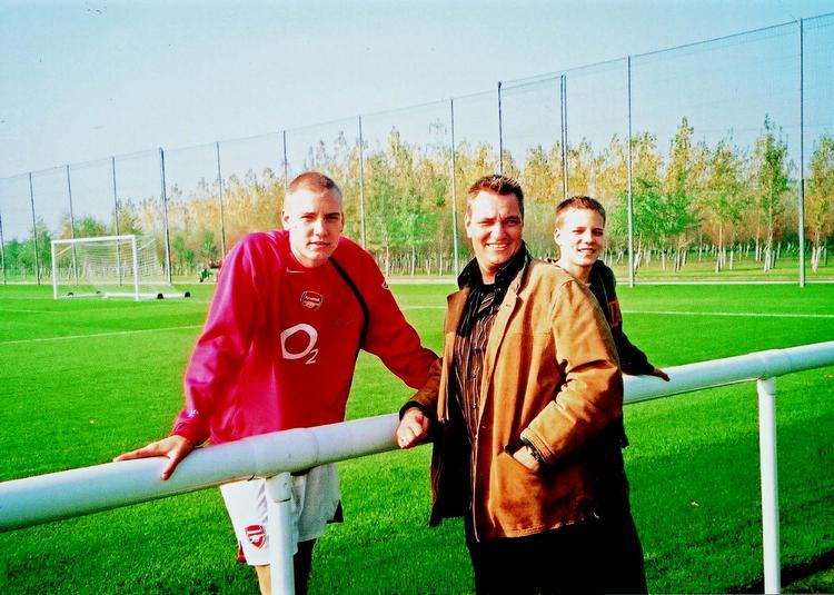 Nicklas Bendtner i selskab med sin far, der har spillet en stor rolle i angriberens karriere - og ligeledes optræder i bogen.  Foto: Privatfoto