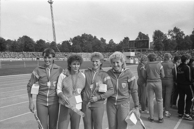 Ines Geipel (yderst til højre) var i 1984 med sit klubhold SC Motor Jena med til at at sætte verdensrekord i 4x100 meter stafet for kvinder. Siden har hun insisteret på at få fjernet sit navn fra rekorden på grund af det omfattende dopingprogram, som hun og andre DDR-atleter var underlagt.   Foto: Wolfgang Kluge/das Bundesarchiv