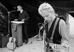 Da Muren faldt, forsvandt også næsten hele den østtyske punkscene. Enkelte pionerer overlevede dog og blev siden kæmpestore i andre sammenhænge. Paul H. Landers og Christian ’Flake' Lorenz, der her er på scenen med bandet Feeling-B på en strand på øen Rügen i firserne, var i 1993 med til at danne Rammstein, som de stadig er medlemmer af. 

 Foto: Lothar Steiner/Alamy Stock Pho/Ritzau Scanpix
