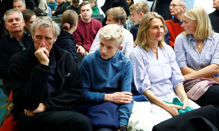
Familien Backsen, der driver et økologisk landbrug på øen  Pellworm i Nordsøen, har klaget over den tyske regerings manglende opfyldelse af sine klimamål. Her er de i retten i Berlin, før dommeren afviste deres sag. Foto: REUTERS/Fabrizio Bensch
   Foto: Fabrizio Bensch/Ritzau Scanpix