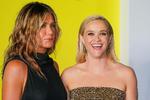 Jennifer Aniston (t.v.) og Reese Witherspoon er trækplastrene i 'The Morning Show' på Apple TV +.    Foto: Eduardo Munoz/Ritzau Scanpix