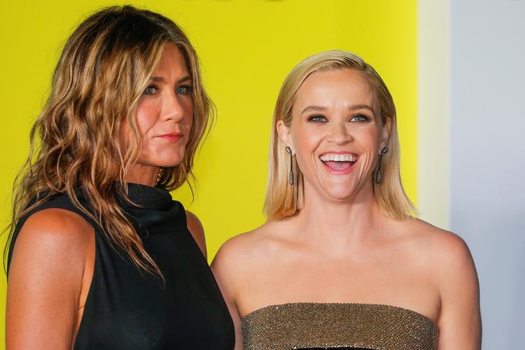 Jennifer Aniston (t.v.) og Reese Witherspoon er trækplastrene i 'The Morning Show' på Apple TV +.    Foto: Eduardo Munoz/Ritzau Scanpix