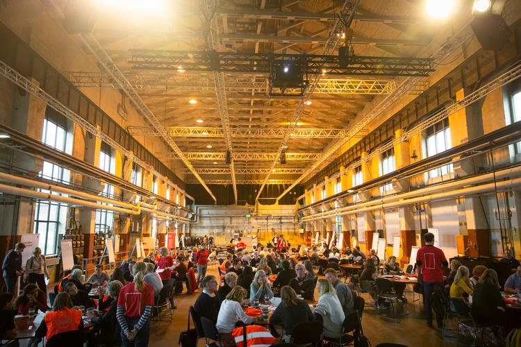 
   I DSB's fredede kedelsmedje mødtes gymnasieelever, DSB-ansatte og rejsebranchefolk for at udvikle nye ideer til mere bæredygtige studierejser.
   Foto: Nima Taheri/POLFOTO