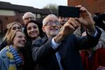Jeremy Corbyn tager selfies i Milton Keynes i det sydlige England.  Foto: Tolga Akmen/Ritzau Scanpix