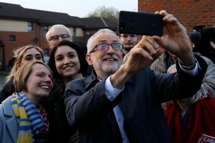 Jeremy Corbyn tager selfies i Milton Keynes i det sydlige England.  Foto: Tolga Akmen/Ritzau Scanpix