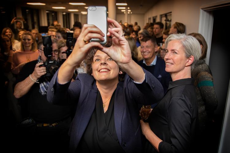 Der blev taget selfies og skålet i champagne, da Radio4 gik i luften ved midnat.  Foto: Finn Frandsen/POLFOTO