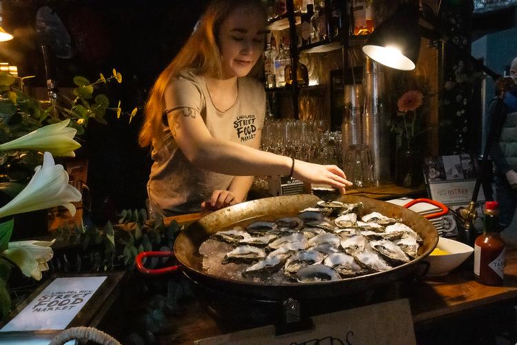 Göteborg er en by, der i en rivende kulturel og kulinarisk udvikling. Her kigger vi inden for på Street Food Market på øen Lindholmen, som man sejler til med en gratis færge.   Foto: Karin Møller-Olsen