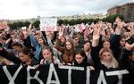 Flere års fysiske og psykiske overgreb fik til sidst tre russiske søstre til at slå deres far ihjel. Nu er de anklaget for mord, selv om de forklarer, at det var selvforsvar, og demonstranter forsøger at gøre opmærksom på, at det russiske retssystem er galt på den.    Foto: Sergei Konkov/Ritzau Scanpix