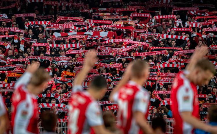 Sammenholdet mellem spillere og fans er stærkt i Union Berlin, der her demonstrerer sammenhold på Stadion an der Alter Försterei, hvor derbyet spllle i dag.
   Foto: John Macdougall/Ritzau Scanpix