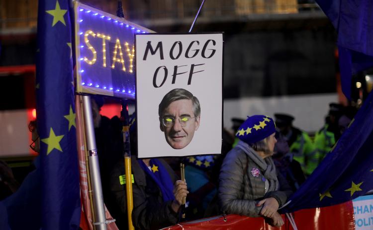 Skilte med billede af de konservatives Brexit-anfører, Jacob Rees-Mogg. Foto: REUTERS/Simon Dawson Foto: Simon Dawson/Ritzau Scanpix