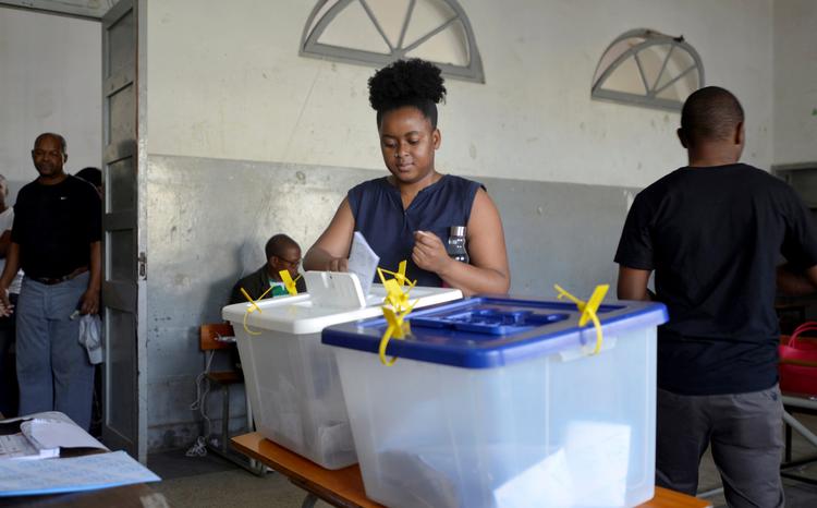En kvinde afgiver sin stemme under valget i Mozambique, hvor Rusland har kørt en omfattende misinformationskampagne. Foto: Grant Neuenburg/Ritzau Scanpix