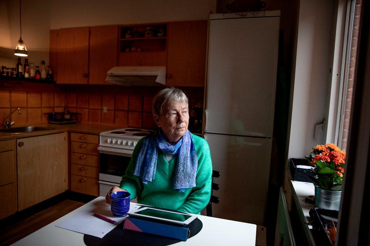 
Kirsten Thiemke er glad for sin lejlighed i det centrale Hillerød. Den lejer hun og manden gennem hendes pensionsselskab PKA, som skruer huslejen op. Lejligheden er ikke gennemgribende moderniseret siden den blev bygget i 1982.  
   Foto: Jacob Ehrbahn/POLFOTO