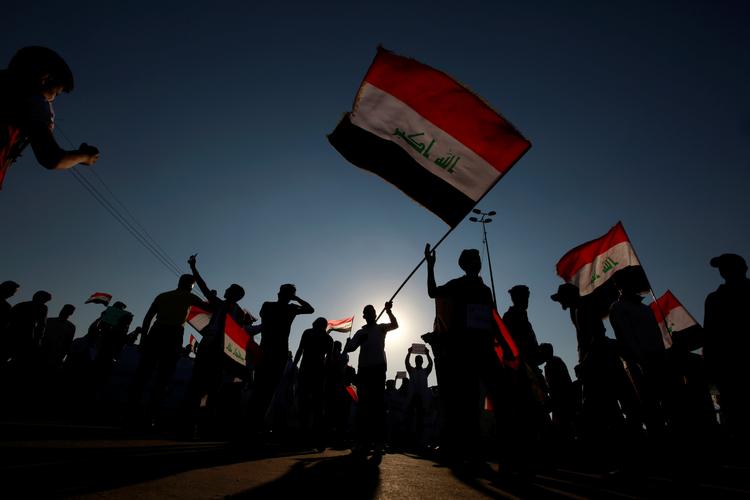 Irakiske demonstranter ved Tahrir-pladsen i Bagdad kræver ikke kun regeringens aftræden, men en gennemgående renovering af det politiske system.
   Foto: Alaa Al-marjani/Ritzau Scanpix