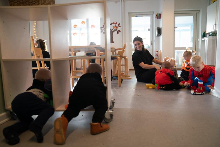 afbrudt. Fordybelsen sammen med børnene har det svært i hverdagen, synes pædagog Celina Borggild, der her prøver at lege med lego med en gruppe børn i Abildgården på Amager 
  
   Foto: Andreas Merrald/POLFOTO