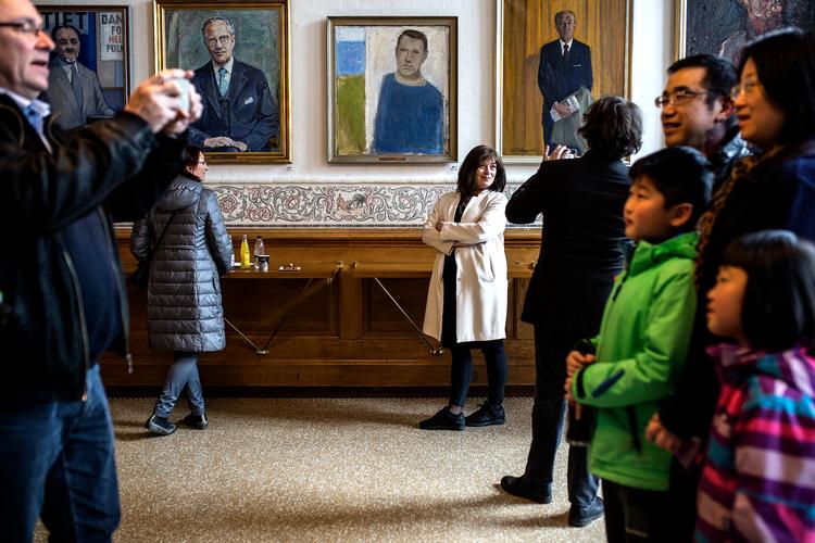 Nye statsborgere fejres på Christiansborg ved den årlige statsborgerskabsdag, men vilkårene for at bliver borger i Danmark for bl.a. syge ansøgere skal nu granskes af menneskerettighedsdomstolen.
   Foto: Ivan Boll/POLFOTO