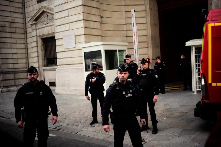 
Politifolk samlet udenfor deres station, efter den ansat i politiet dræbte 4 kolleger. Nu fratages 7 franske politifolk deres våben. Arkivfoto: Kamil Zihnioglu/Ritzau Scanpix.    Foto: Kamil Zihnioglu/Ritzau Scanpix