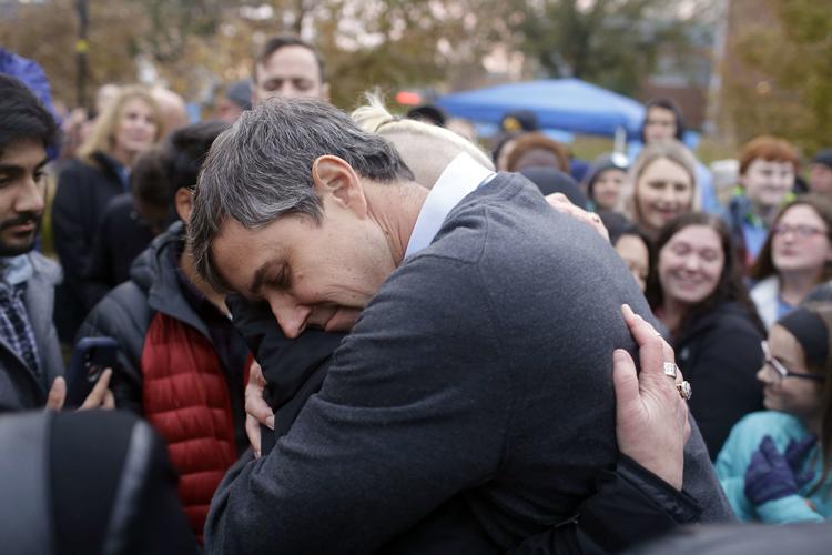 Beto O'Rourke omfavner en frivillig, efter han annoncerede, at han ikke stiller op til præsidentvalget. Foto: Joshua Lott/Ritzau Scanpix