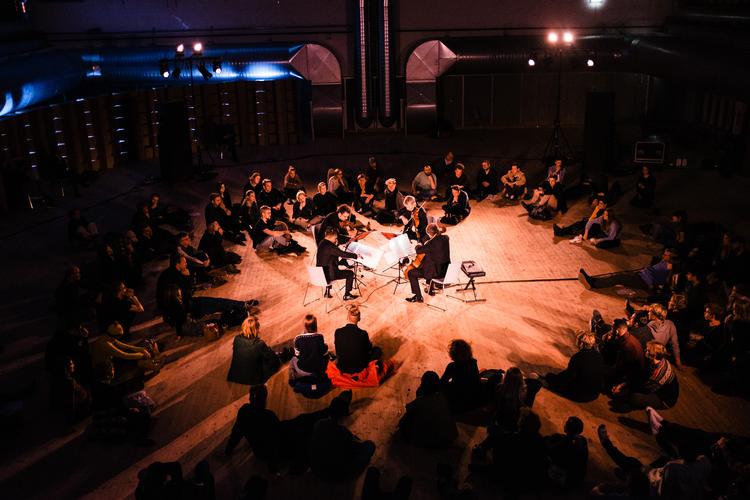 Den franske strygekvartet Diotima i midten viste stor musikalitet, da Gong Tomorrow at åbnede årets festival på tværs af genrer og vante grænser.  