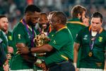 
  Sydafrikas præsident Cyril Ramaphosa (th.) lykønsker anføreren Siya Kolisi  (tv.) med VM-pokalen. 
   Foto: Odd Andersen/Ritzau Scanpix