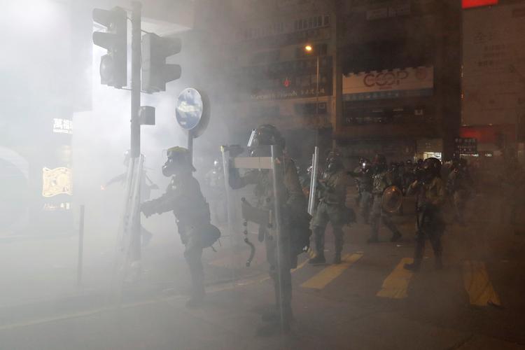 I løbet af eftermiddagen var luften tyk af tåregas i Hongkongs gader. Foto: Tyrone Siu/Ritzau Scanpix