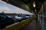 Broen i Matamoros i Mexico leder til USA. Omkrin 2.000 personer bor i telte på grænsen til naboerne mod nord.  Foto: Lexie Harrison-cripps/Ritzau Scanpix
