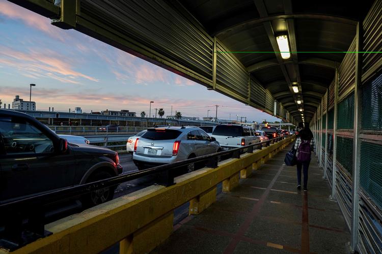 Broen i Matamoros i Mexico leder til USA. Omkrin 2.000 personer bor i telte på grænsen til naboerne mod nord.  Foto: Lexie Harrison-cripps/Ritzau Scanpix