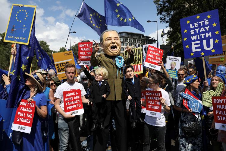 Mange EU-tilhængere i Storbritannien ser Nigel Farage som en dukkefører for Brexit-fløjen i britisk politik. Efter at have trukket sig fra valget kan han nu rejse rundt og presse de andre politikere endnu mere.    Foto: Kevin Coombs/Ritzau Scanpix