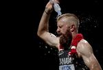 Ved VM i atletik i Doha fornylig var varmen kvælende i forbindelse med blandt andet maratonløbet. Det vil IOC ikke se ved OL i Japan, og derfor er konkurrencen flyttet 1.100 kilometer nordpå. Her er det John Mason fra Canada, der forsøger at køle sig ned med noget vand i Qatar..
  
   Foto: Nariman El-mofty/Ritzau Scanpix