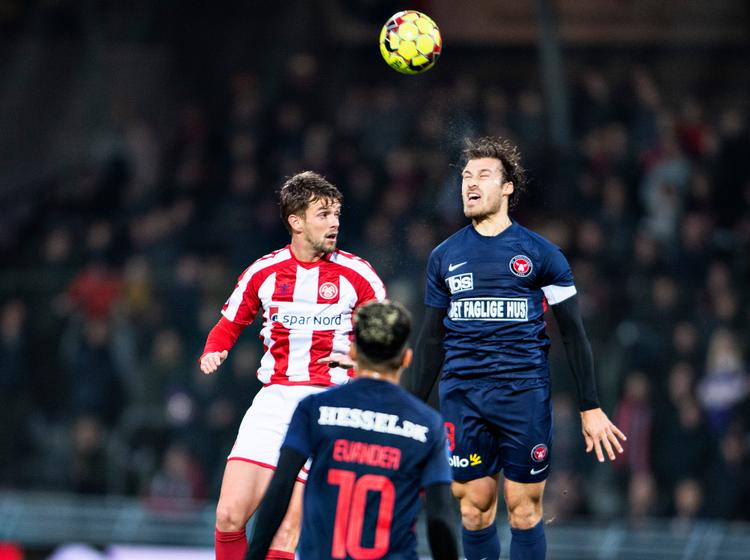 FC Midtjyllands anfører, Erik Sviatchenko, der her er i luftduel med Lucas Andersen fra AaB, anbefalede sig med en stærk indsats til det danske landshold.
  
   Foto: Henning Bagger/Ritzau Scanpix