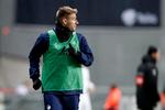 Nicklas Bendtner varmer op på sidelinjen, men angriberen måtte nøjes med at sende længselsfulde blikke ind mod banen, for han kom ikke i kamp.
   Foto: Jens Dresling/POLFOTO