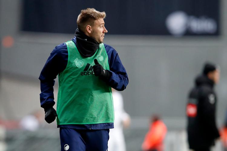 Nicklas Bendtner varmer op på sidelinjen, men angriberen måtte nøjes med at sende længselsfulde blikke ind mod banen, for han kom ikke i kamp.
   Foto: Jens Dresling/POLFOTO