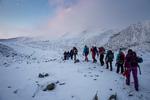 Højskoleeleverne er på vej på tur til Longyeargletsjeren. gletsjerne er en af de steder, hvor man kan se klimaforandringerne tydeligst på Svalbard, da de smelter i takt med varmere temperaturer.  Foto: Jens Hartmann Schmidt/POLFOTO