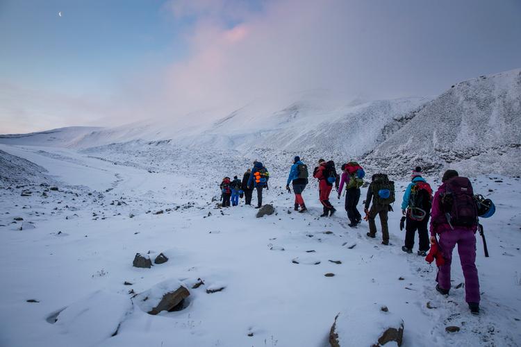 Højskoleeleverne er på vej på tur til Longyeargletsjeren. gletsjerne er en af de steder, hvor man kan se klimaforandringerne tydeligst på Svalbard, da de smelter i takt med varmere temperaturer.  Foto: Jens Hartmann Schmidt/POLFOTO