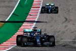 Lewis Hamilton med teamkollega Valtteri Bottas i baghjulet. Da løbet sluttede, var stillingen omvendt, men andenpladsen var nok for Hamilton til at vinde verdensmesterskabet. Foto: Clive Mason/Ritzau Scanpix