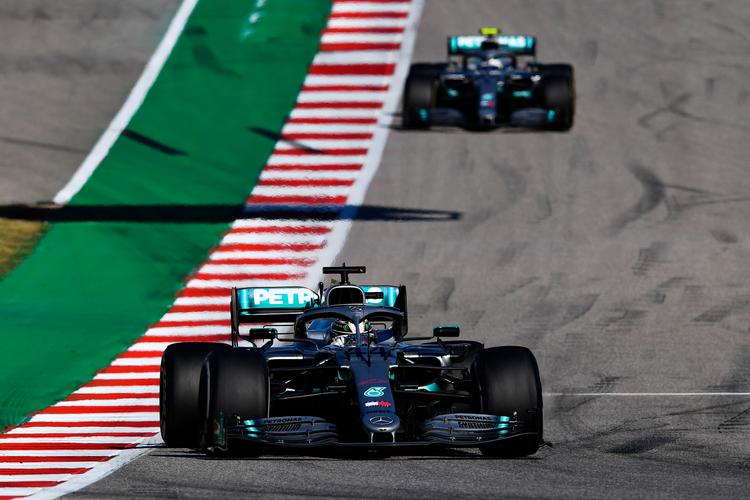 Lewis Hamilton med teamkollega Valtteri Bottas i baghjulet. Da løbet sluttede, var stillingen omvendt, men andenpladsen var nok for Hamilton til at vinde verdensmesterskabet. Foto: Clive Mason/Ritzau Scanpix