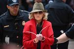 
Fredag 1. november blev Jane Fonda anholdt for fjerde uge i træk. De andre gange havde hun selskab af nogle af sine kolleger. 
   Foto: Foto: Mandel NGAN/AFP/Ritzau Scanpix