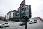 En mandag formiddag med let trafik går det gelinde i krydset Bernsdorffsgade/Vesterbrogade, selv om der ikke er blus på lyssignalerne. Men in myldretiden bryder trafikken i det tættrafikerede kryds i København sammen, hvis signalerne er i udu. Foto: Jens Dresling/POLFOTO
