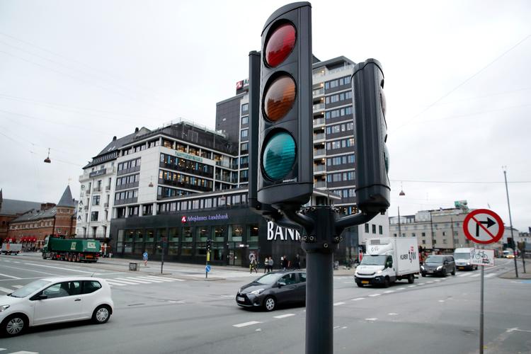 En mandag formiddag med let trafik går det gelinde i krydset Bernsdorffsgade/Vesterbrogade, selv om der ikke er blus på lyssignalerne. Men in myldretiden bryder trafikken i det tættrafikerede kryds i København sammen, hvis signalerne er i udu. Foto: Jens Dresling/POLFOTO