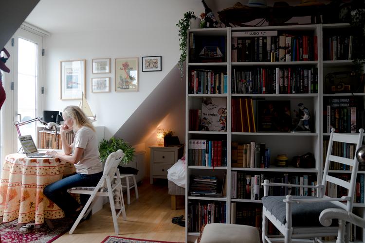 Lisbeth Zornig Andersen mistede en del bøger under en vandskade i kælderen, så alle hendes gamle antikvariske bøger er væk.  Til gengæld har hun meget socialfaglig litteratur stående på hylderne. Foto: Andreas Merrald/POLFOTO