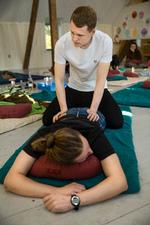  Da Politiken deltog i Brandbjerg Højskoles valgfag køn, krop og seksualitet, fik eleverne til opgave at massere hinanden på bagdelen eller maven. Eller, hvis det var for grænseoverskridende for dem, i hovedbunden eller på armen. De fleste valgte den sidste mulighed. Men Magnus Thorborg og Thomas Heden Andersen turde godt at røre ved hinandens bagdele.  Foto: Nima Taheri/POLFOTO