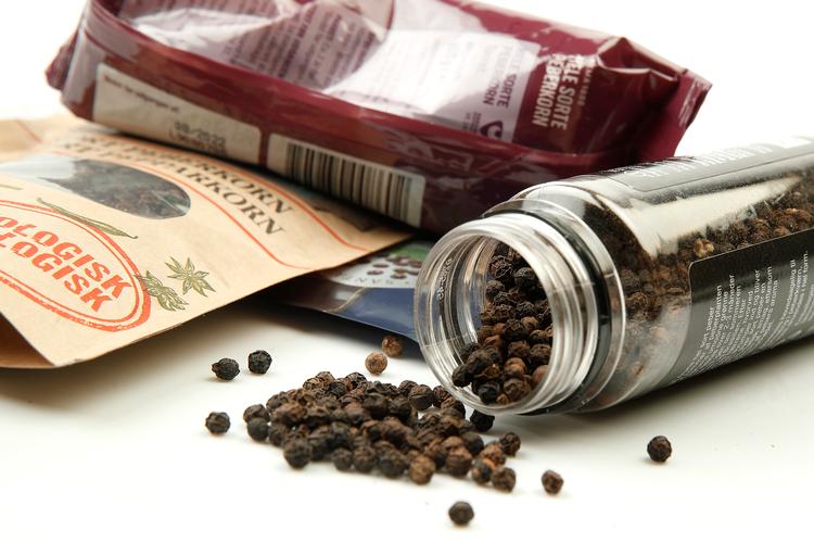 Blandt de seks typer peber i testen skiller den dyre vinder sig markant ud. Den dufter og smager godt, og smagen bliver hængende i munden længe. Ellers er der ingen klar linje mellem pris og kvalitet, mener dommerne.  Foto: Jens Dresling/POLFOTO