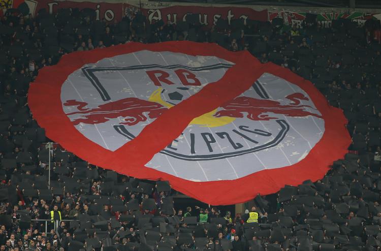 Tilhængere fra Augsburg har også protesteret mod RB Leipzig.  Foto: Michaela Rehle/Ritzau Scanpix