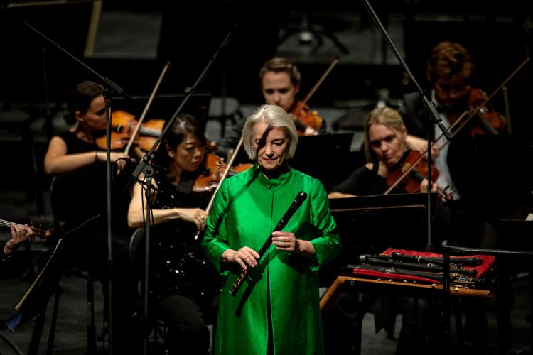 Fløjtenist Michala Petri udgav i 1992 et berømt album med Keith Jarrett, hvor duoen spillede Bach. Nu gentager hun succesen med en indspilningen af seks Bach-sonater. Her ses hun sammen med Tivoli Copenhagen Phil i Tivolis Koncertsal i 2018.  Foto: Maud Lervik/POLFOTO