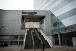 Politiet er massivt til stede i indkøbscentret Bruuns Galleri i Aarhus. En mand har forskanset sig i en butik. 