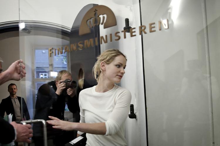Enhedslistens Pernille Skipper på vej til forhandlingerne om finansloven.
   Foto: Jens Dresling/POLFOTO