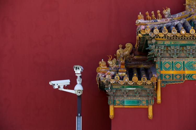 Velkommen - overvågningskameraer udenfor hovedindgangen til Taimiao-templet ved den Forbudte By i Beijing.  Foto: Andy Wong/Ritzau Scanpix