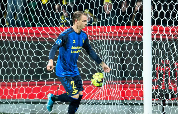 Med sit andet mål i denne sæson blev Simon Hedlund på Hany Mukhtars oplæg matchvinder i Silkeborg.   Foto: Henning Bagger/Ritzau Scanpix