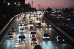 Biler i tæt trafik på Los Angeles-vejen 101. Det amerikanske udenrigsministerium har officielt indgivet sin udtræden af Paris-aftalen.   Foto: Robyn Beck/Ritzau Scanpix