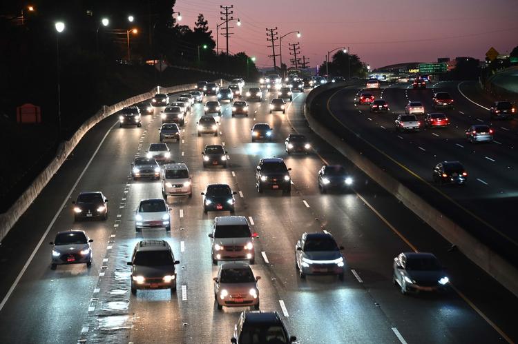 Biler i tæt trafik på Los Angeles-vejen 101. Det amerikanske udenrigsministerium har officielt indgivet sin udtræden af Paris-aftalen.   Foto: Robyn Beck/Ritzau Scanpix